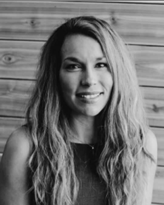 Headshot of Lindsay Burdett