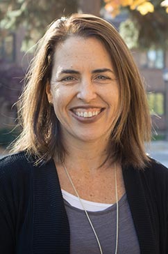 Headshot of Mindy Smith
